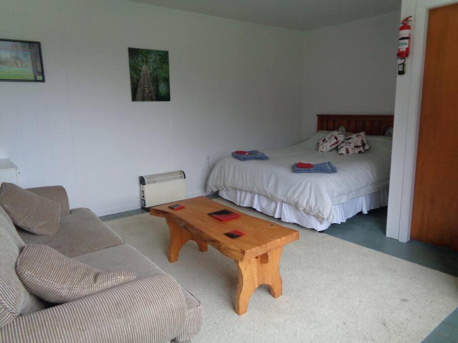 Rustic Woolshed Apartment Owen River Exterior photo